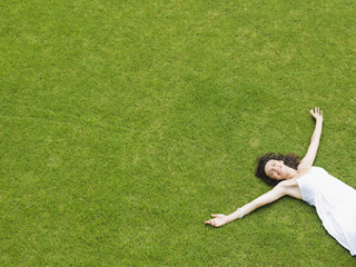 बीमारियां दूर करने के लिए खास है घर में उगी घास